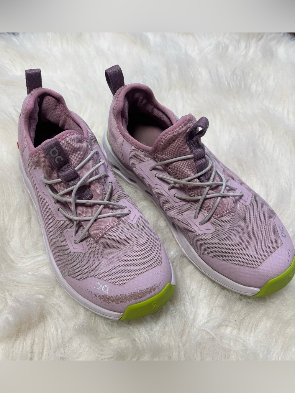On Running Athletic Sneakers in Lavender with Lime Accents size Girls’ 2